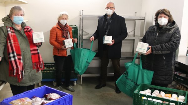 Birgitt Psiorz (l.) dankte im Namen der Tafel für die Spende von Barbara Lehne, Peter Jong und Ellen Stock (r.). - © Knut Dinter