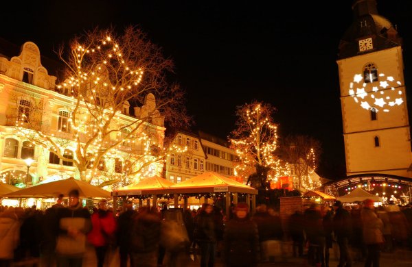 Der Detmolder Advent erstrahlt. Es gibt so einige Neuerungen, zum Beispiel weitere Hütten und 42 Tische, auch welche für Kinder. - © Stadt Detmold