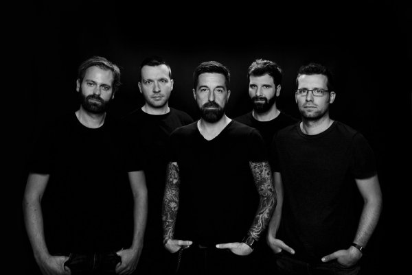 Moe’s Kitchen sind mit dabei: Das sind (von links) Bassist Paul, Schlagzeuger Matze, Sänger Micha, Gitarrist Nils und Percussionspieler Ole.  - © Michael Zenke