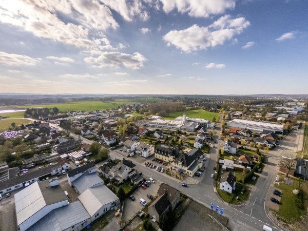 Bad Salzuflen ist nicht nur Kurstadt, sondern auch ein bedeutender Wirtschaftsstandort. Das Luftbild zeigt das Gewerbegebiet Max-Planck-Straße in Holzhausen. - © Torben Gocke