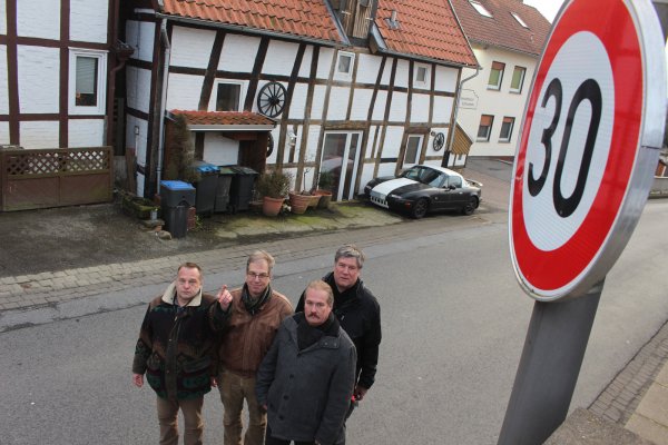 Die Mitglieder des Heimatvereins Cappel, (von links) Thomas Schmitz, Alexander Meinhard, Jörg Erhorn und Dirk Niederhöfer, ärgern sich über rücksichtslose Autofahrer. Kaum einer halte sich an das Tempolimit von 30 Stundenkilometern.  - © Michaela Weiße