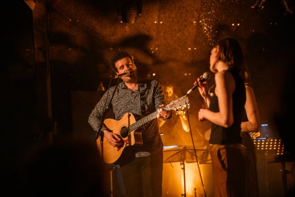 Premiere: Sänger Simon Herten spielt ab der Gitarre das neueste Stück der Sebastian Müller Band. "Weitergehen" ist der erste deutsche Song aus der Feder des namensgebenden Bandleaders. - © Sebastian Palzhoff