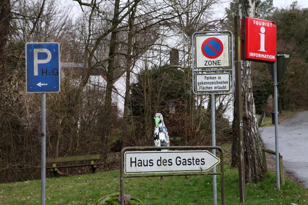 Von der Straße aus sieht der Besucher nicht viel vom Haus des Gastes. Bäume und Sträucher versperren die Sicht. Das Areal wirkt nicht sehr gepflegt. Das soll sich nach Meinung des Heimat- und Verkehrsvereins ändern. - © Bernhard Preuss