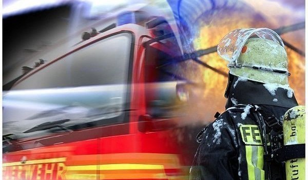 Die Feuerwehr hatte den Brand schnell unter Kontrolle. Die Aufräumarbeiten dauerten bis zum Nachmittag - © Symbolbild dpa