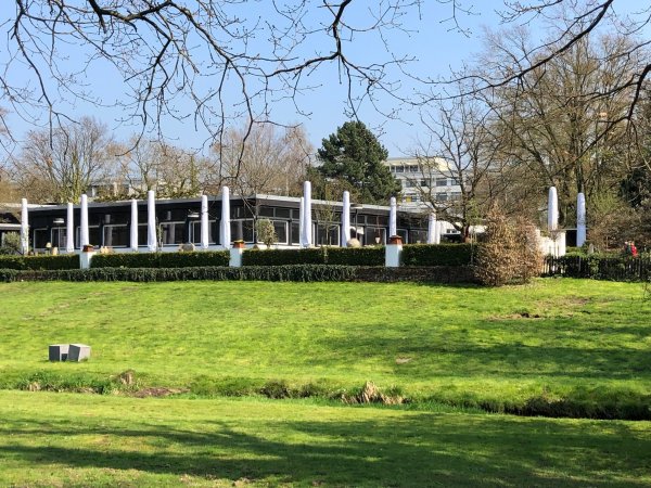 Noch geschlossen: Die ehemaligen Seeterrassen direkt am Kurparksee, die bald unter neuem Namen firmieren sollen. Neuer Pächter ist die "Cafe Extrablatt"-Kette. - © Thomas Reineke