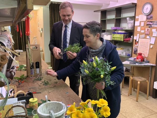 Bürgermeister Jürgen Schell schaut Pamela Uceda-Perona bei der Arbeit über die Schulter. Das Foto ist noch vor der Beschränkungen aufgrund des Coronavirus entstanden. - © Carolin Brokmann-Förster