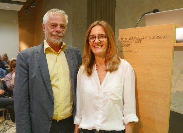 Freuen sich über das große Interesse: Verwaltungsvorstand und Fachbereichsleiter Jugend, Familie und Gesundheit Karl-Eitel John und Referentin Christine Gerber. - © Kreis Lippe