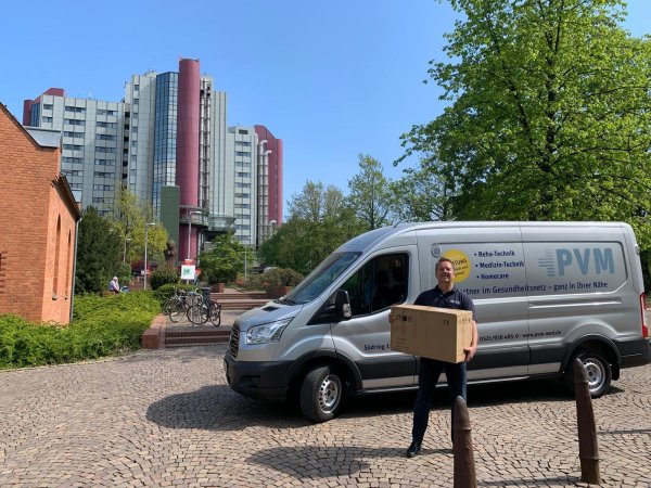Markus Wendler bei der Lieferung an das Städtische Klinikum in Bielefeld. - © PVM