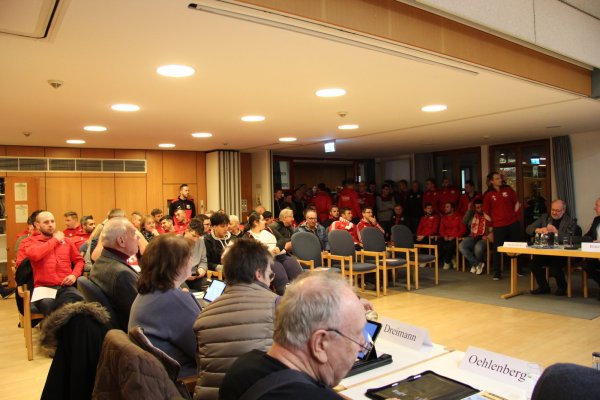 Das Interesse ist groß: Zahlreiche Spieler des FC Augusdtorf und weitere Bürger sind am Donnerstag zur Ratssitzung ins Bürgerzentrum gekommen. - © Nadine Uphoff