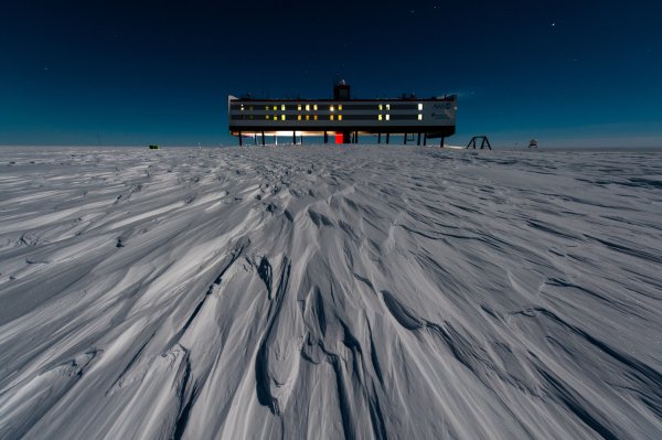 Die deutsche Antarktis-Forschungsstation Neumayer-Station III, Aufnahme bei Nacht/Dunkelheit - © Stefan Christmann, Alfred-Wegener-Institut