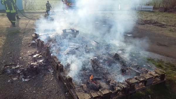 Am Samstagmorgen löschte die Feuerwehr den Rest des Brandes. Das Feuer muss schon in der Nacht gelodert haben, blieb aber unbemerkt. - © Feuerwehr Leopoldshöhe