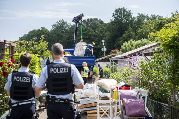 Polizisten im Juni vor der Gartenlaube in Münster, in der mehrere Kinder missbraucht worden sein sollen. - © picture alliance / Kirchner-Medi