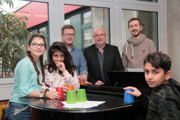 Die Schülerinnen (von links) Fadya (13) und Safaa (13) mit David Jetter, Ekkehard Mascher und Felix Starzonek sowie Schüler Pavel (13) - © Carolin Brokmann