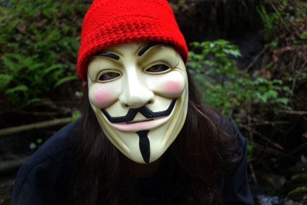 Nicht zu erkennen: Die Tatverdächtigen versteckten sich hinter Anonymous- und Clown-Masken. - © Pixabay