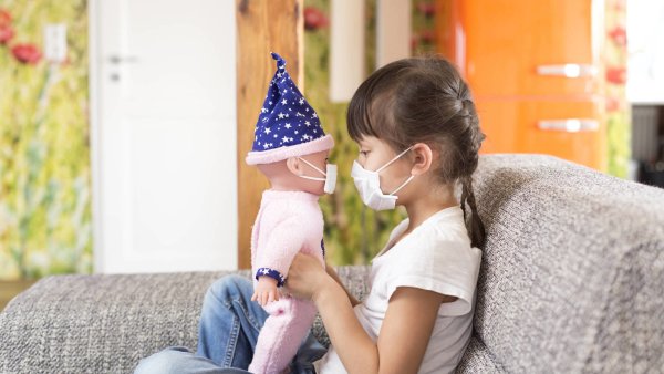 Räumliche Trennung wird gefordert. Vor allem kleinere Kinder sollten aber eben nicht länger ganz allein in ihr Zimmer verbannt werden, sagt eine Expertin. Sie brauchen Nähe und Trost, gerade in Krisenzeiten. - © imago images/Westend61