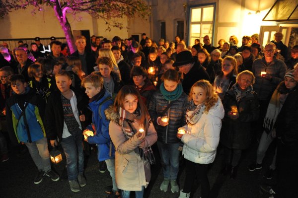 Jung und Alt: Schüler gestalten die Gedenkfeier zur Pogromnacht am Frenkel-Haus. - © Nicole Ellerbrake