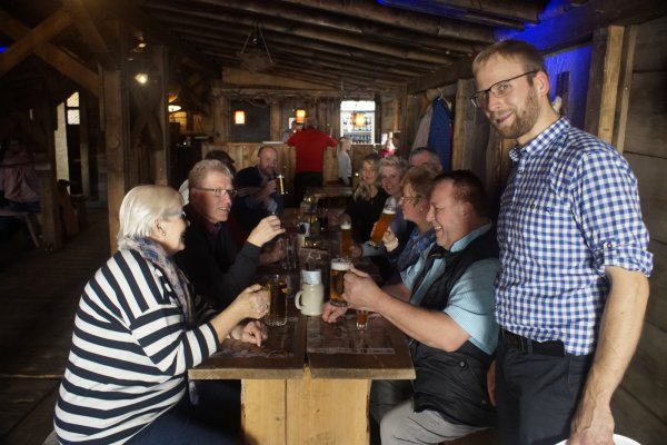 Hüttenwirt Boris Ortmeier (vorne) lädt ein zum Reinschauen. – Die Hirschalm2.0 hat das Konzept vom Vorjahr grundsätzlich beibehalten, aber überrascht auch mit einigen Veränderungen. - © Werner Hoppe