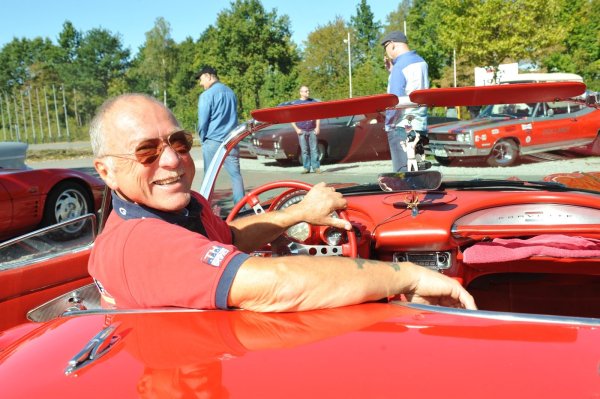 Unzertrennlich: Arno Wahl aus Kalletal ist mit seiner 66er Corvette zum Messezentrum gefahren. - © Nicole Ellerbrake