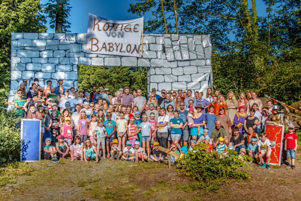 In Falkenhagen: Ein besonderes jährliches Event ist das Verein(t)s-Camp, das auch in diesem Jahr wieder an der Klosterkirche stattfindet. Zu diesem Wochenende an Himmelfahrt sind alle Altersgruppen von fünf bis 99 Jahren eingeladen. - © Simon Tigges
