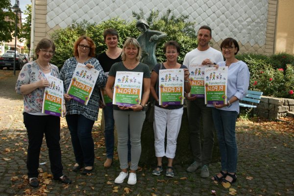 Freuen sich auf den Extertaler Familientag: (von links) Bürgermeisterin Monika Rehmert, Tanja Johannsmeier (Kita Almena), Corinna Gröne (DRK-Kita), Sylvia Bastian (CJD-Kita), Birgit Dohmann (Kita Silixen), Sven Wohlmann (Kita Friedrich Linnemann-Stiftung) und Renate Köster (Gemeinde Extertal). Foto: Sylvia Frevert - © Sylvia Frevert
