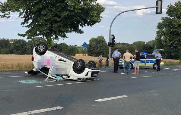 Dieses Auto überschlug sich und blieb auf dem Dach liegen. - © Silke Buhrmester