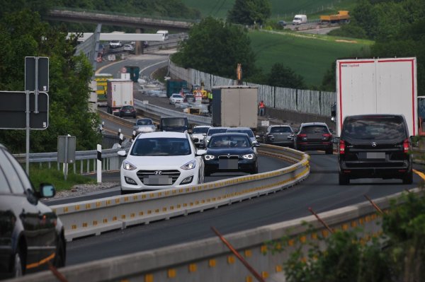 An der Bausstelle auf der A33 steht den Autofahrern in jeder Fahrtrichtung nur eine Spur zur Verfügung. Dadurch kommt es immer wieder zu Staus. - © Dirk-Ulrich Brüggemann