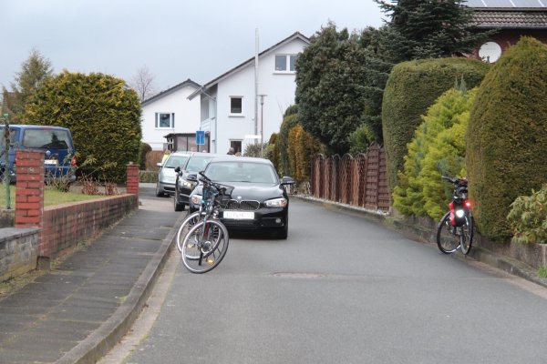 Im Wohngebiet zwischen Grasweg, Breitenheider Straße und „In der Bülte" sind die Straßen eng. Vom künftigen neuen Wohngebiet „Obere Bült" sollen Fußgänger, nicht aber Autos, über die Otto-Hahn-Straße (Bild) in die alte Siedlung gelangen können. - © Cordula Gröne