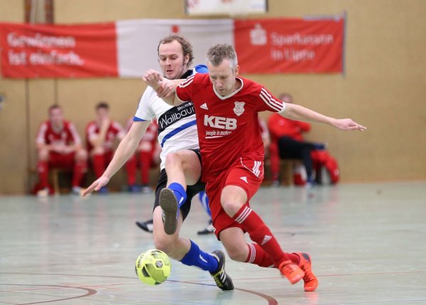 Zwei Könner im Zweikampf: Lüerdissens Spielertrainer Tim Steffen (links) setzt sich mit Barntrups Immergrün Ingo Brand auseinander. Foto: Paul Cohen - © Paul Cohen(LZ)