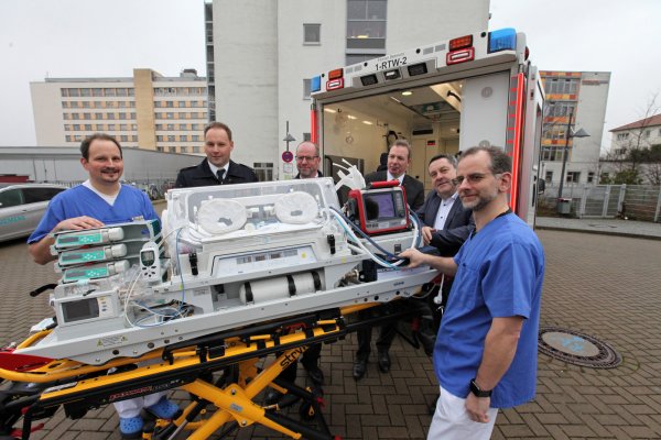Dr Michael Fleischer, Jens Kölker (Feuerwehr Detmold), Achim Reineke (Bevölkerungsschutz Lippe), Dr. Johannes Hütte, Dr. Axel Lehmann und Daniel Fischer, Chefarzt der Notaufnahme, (von links) freuen sich, dass mit dem neuen Transportinkubator Neugeborene im Rettungswagen sicher zur Klinik gebracht werden können. - © Bernhard Preuss