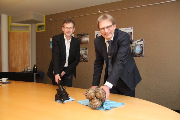 Stadtwerke-Geschäftsführer Jörg Karlikowski (rechts) und Technischer Leiter Andreas Schlichting zeigen exemplarisch Bohrköpfe, die zur Verlegung von Leitungen verwendet werden. - © Jana Beckmann