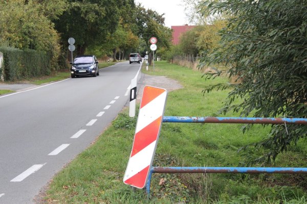 Platz für einen Rad-/Gehweg: Dieser könnte auf der Dorfstraße (rechte Seite) bis zur Kurve verlängert werden. - © Cordula Gröne