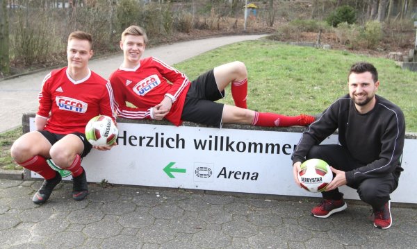 Entspannt vor dem großen Spiel: (von rechts) Trainer Toni Mayer mit Kapitän Marvin Schlepper und Torjäger Markus Schubert. - © Sebastian Lucas(LZ)