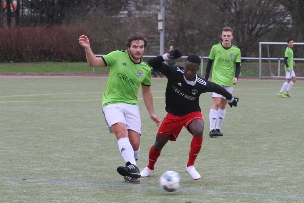 Dorian Fries von der SG setzt sich gegen Posts Mamadou Diallo durch. - © Sebastian Lucas