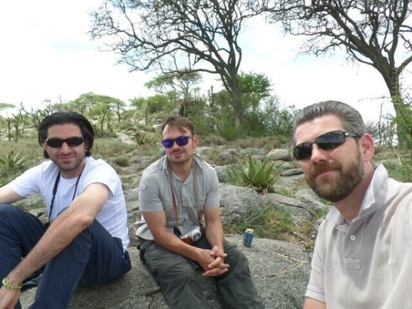 Vor seiner Diagnose verbrachte Bernhard Mewis (Mitte) viel Zeit mit Freunden, hier auf einer Serengeti-Reise. - © Privat