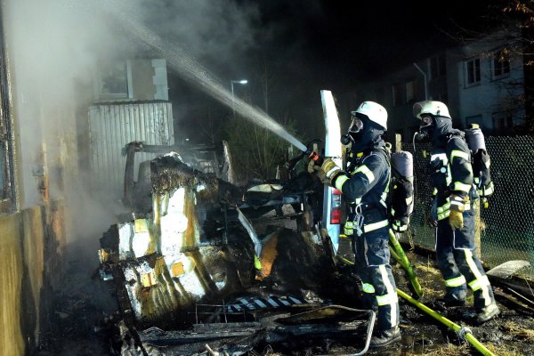 Durch das schnelle Eingreifen der Feuerwehr konnte ein Übergreifen des Feuers auf die benachbarte Halle verhindert werden. - © Barbara Franke