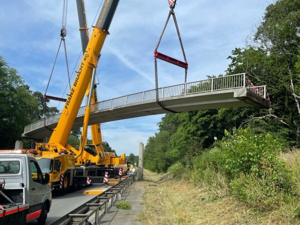 Die stark beschädigte Brücke "schwebt" über der Bundesstraße. - © Ralph Meyer