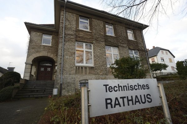 Für das frühere Technische Rathaus in Hohenhausen soll es einen neuen Besitzer geben. Die Gemeinde möchte ihre zurzeit kaum genutzte Immobile versteigern lassen. Das Schild auf dem Foto ist inzwischen abmontiert. - © Karl-Heinz Krull