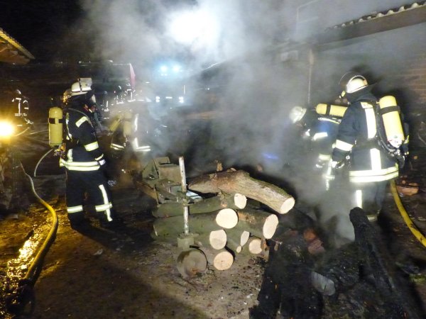 Brand in einem Holzlager in Kalldorf. - © Feuerwehr Kalletal