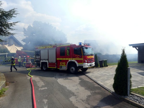 Carport brennt in Mosebeck - © Marco Schweiger/Feuerwehr Detmold