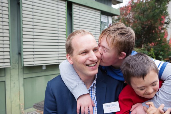 Zwei Kinder mit Down-Syndrom bereichern sein Leben: Verleger David Neufeld hat den 18-jährigen Alex und den 13-jährigen Samuel adoptiert und ist sehr glücklich damit. - © Conny Wenk