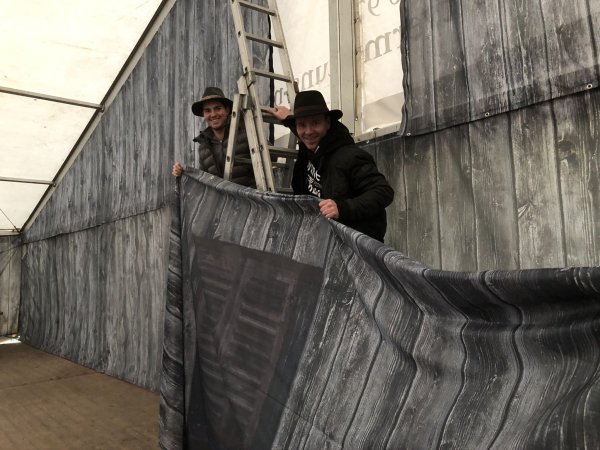 Der Aufbau zur Mühlengaudi am Schloss Brake läuft auf Hochtouren. Dustin Cord (links) und Michael Nolting hängen die Banner auf, die mit Holzoptik fürs Hüttenflair im Festzelt sorgen sollen.  - © Till Brand