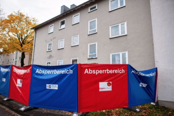 Sicht- und Zutrittssperren vor dem Mehrfamilienhaus, in dem eine 15-Jährige ihren dreijährigen Halbbruder  mit einem Messer getötet haben soll. - © dpa