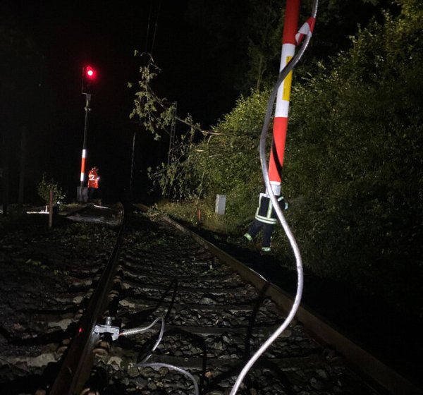 Die Gefahrenstelle musste zuerst geerdet werden. - © Joachim Wolf - Feuerwehr Detmold