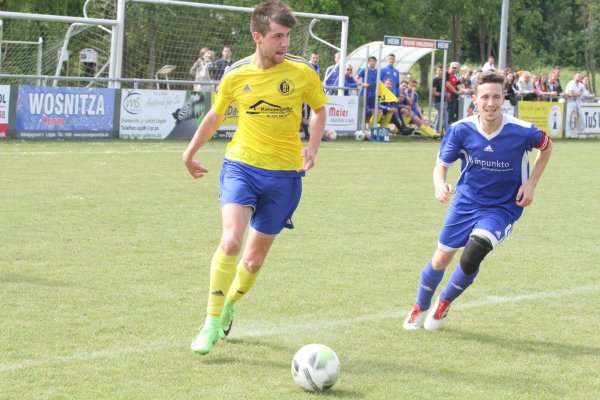 Freie Bahn für Marcel Walek: Der Lügder hat Jannik Müller, Kapitän des TSV Rischenau, hinter sich gelassen, findet aber keinen Mitspieler. - © Sebastian Lucas