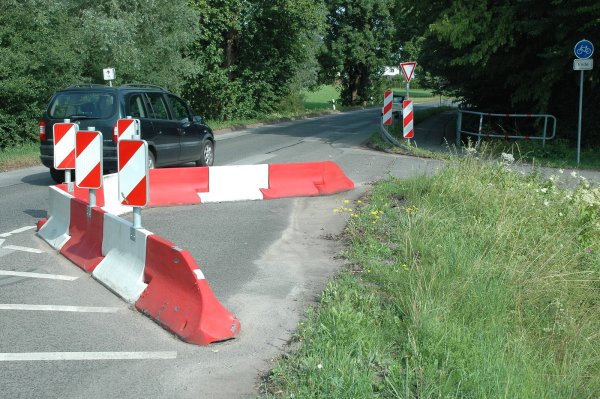 Zur Sanierung vorgesehen: Bei den Umbauarbeiten soll auch die künstliche Fahrbahnverengung optimiert werden - © Manfred Brinkmeier
