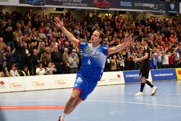 Stehende Ovationen: Bjarki Mar Elisson begeisterte das lippische Handball-Volk mit seinen Transrapid-Vorstößen. Foto: Jörg Hagemann - © Jörg Hagemann