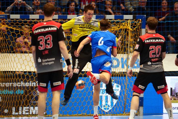 Bjarki Mar Elisson gibt Nikolai Link und Nico Büdel das Nachsehen und vernascht auch noch Bundesligarekordspieler Carsten Lichtlein. - © Jörg Hagemann