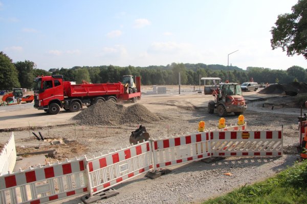 Derzeit wird auf der Hornschen Straße an der Einmündung zur Straße „Im Langen Felde" gearbeitet. Hinten sind bereits das neue Bushäuschen und ein Teil des künftigen Parkplatzes am Werrebogen zu sehen. - © Jana Beckmann