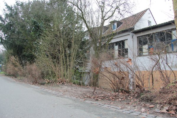 Die ehemalige chemische Reinigung am Slavertorwall soll ab Ende Mai abgerissen werden. Danach wird der kontaminierte Boden entsorgt. Der Wall wird währenddessen großräumig gesperrt. - © Carolin Brokmann-Förster