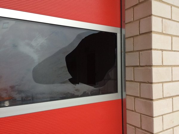 Zerstört: Am Feuerwehrgerätehaus in Brakelsiek hat es verschiedene Sachbeschädigungen gegeben. Zum Beispiel wurde ein Fenster eingeworfen. - © Stadt Schieder-Schwalenberg
